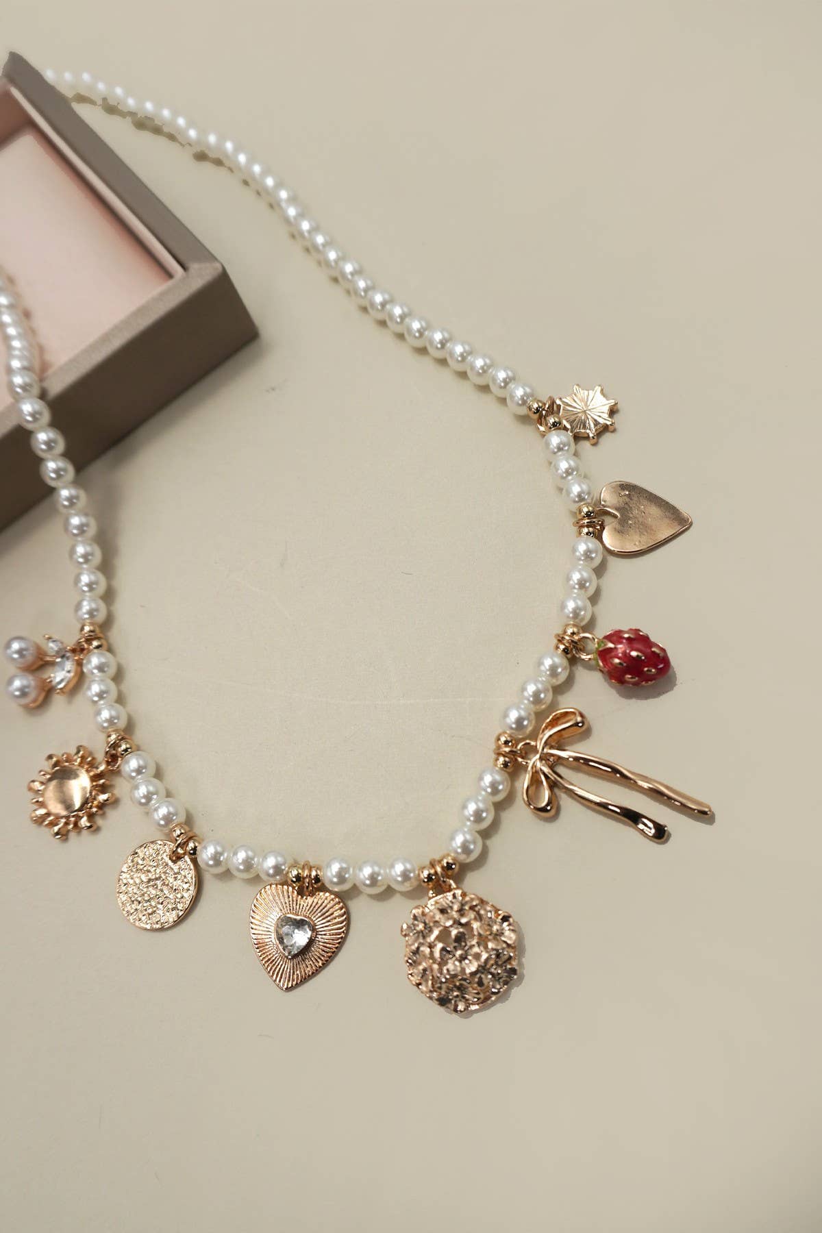 PEARL BEADED BOW STRAWBERRY CHERRY NECKLACE | 80N91511: Gold JOSSLYN by wall to wall 