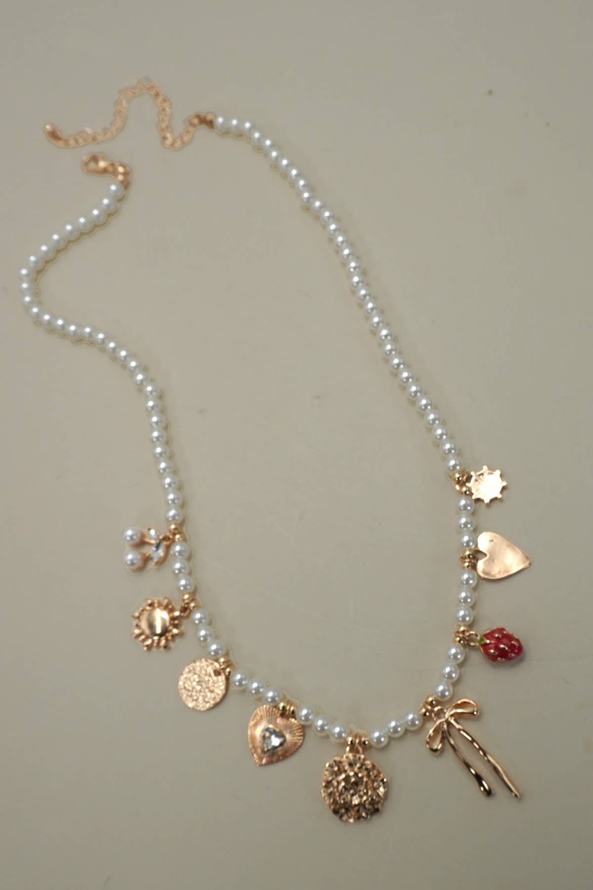 PEARL BEADED BOW STRAWBERRY CHERRY NECKLACE | 80N91511: Gold JOSSLYN by wall to wall 