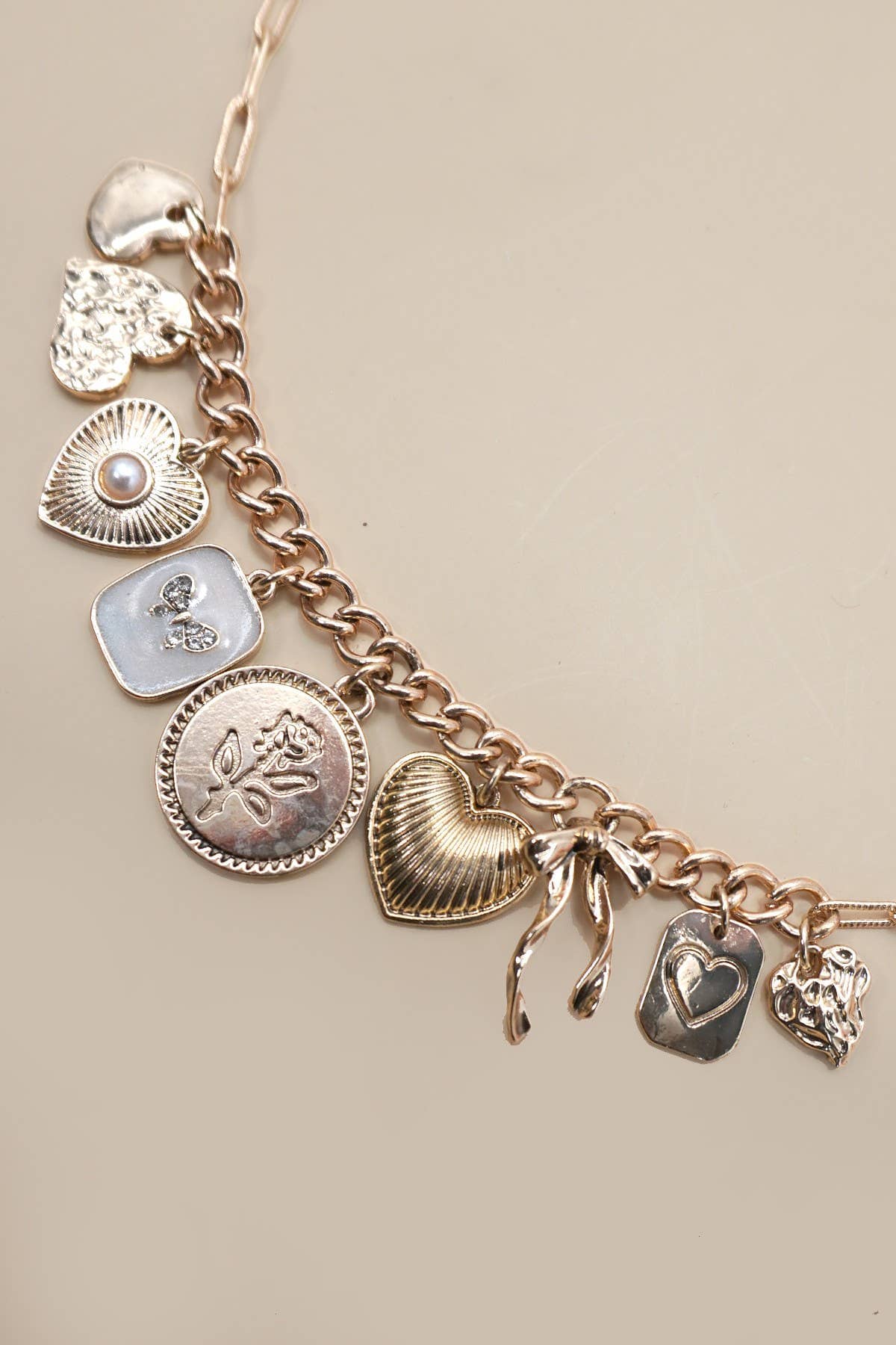 CHARM NECKLACE-CUSTER BOW HEART PEARL LINK | 80N91414: Gold JOSSLYN by wall to wall 