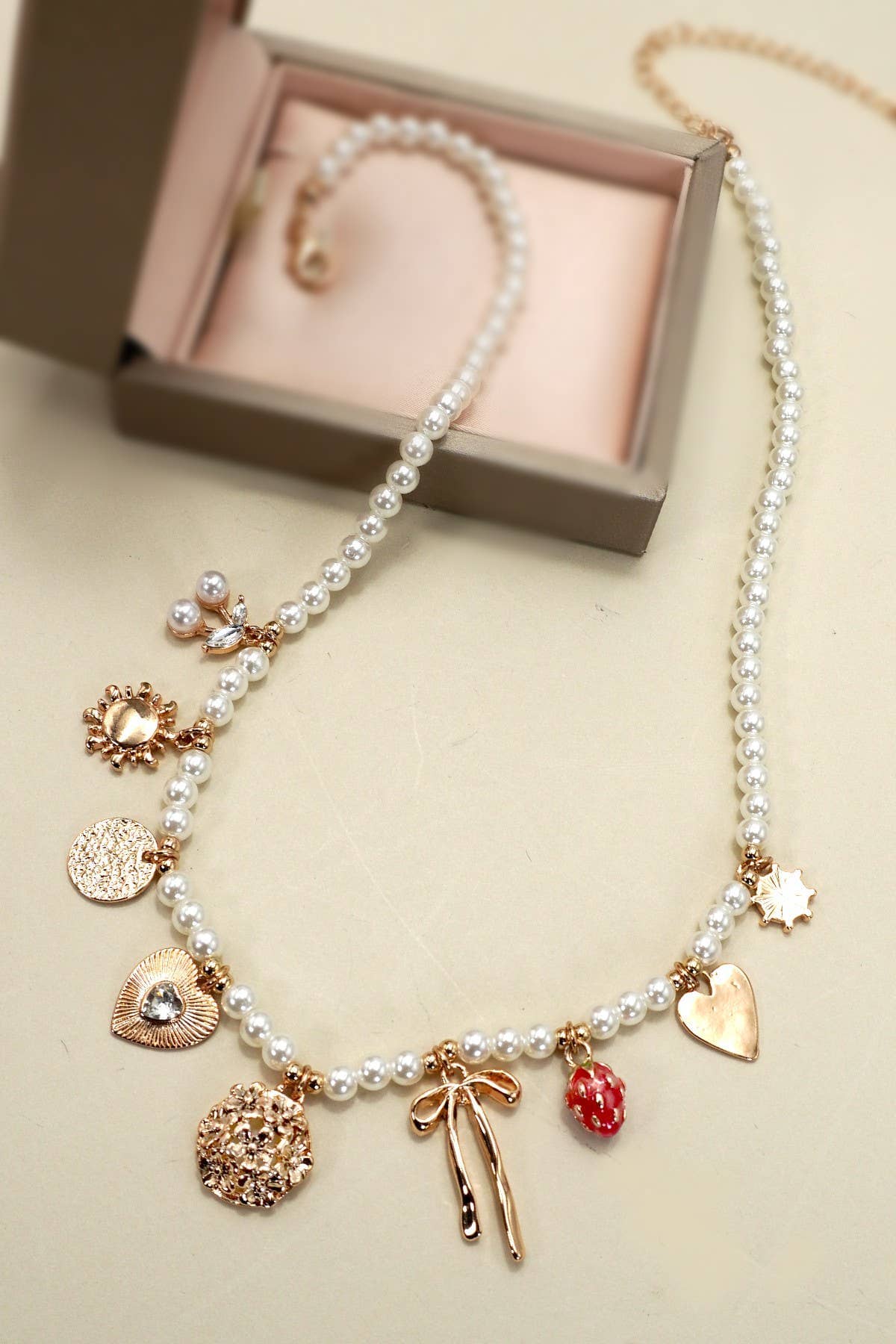 PEARL BEADED BOW STRAWBERRY CHERRY NECKLACE | 80N91511: Gold JOSSLYN by wall to wall 