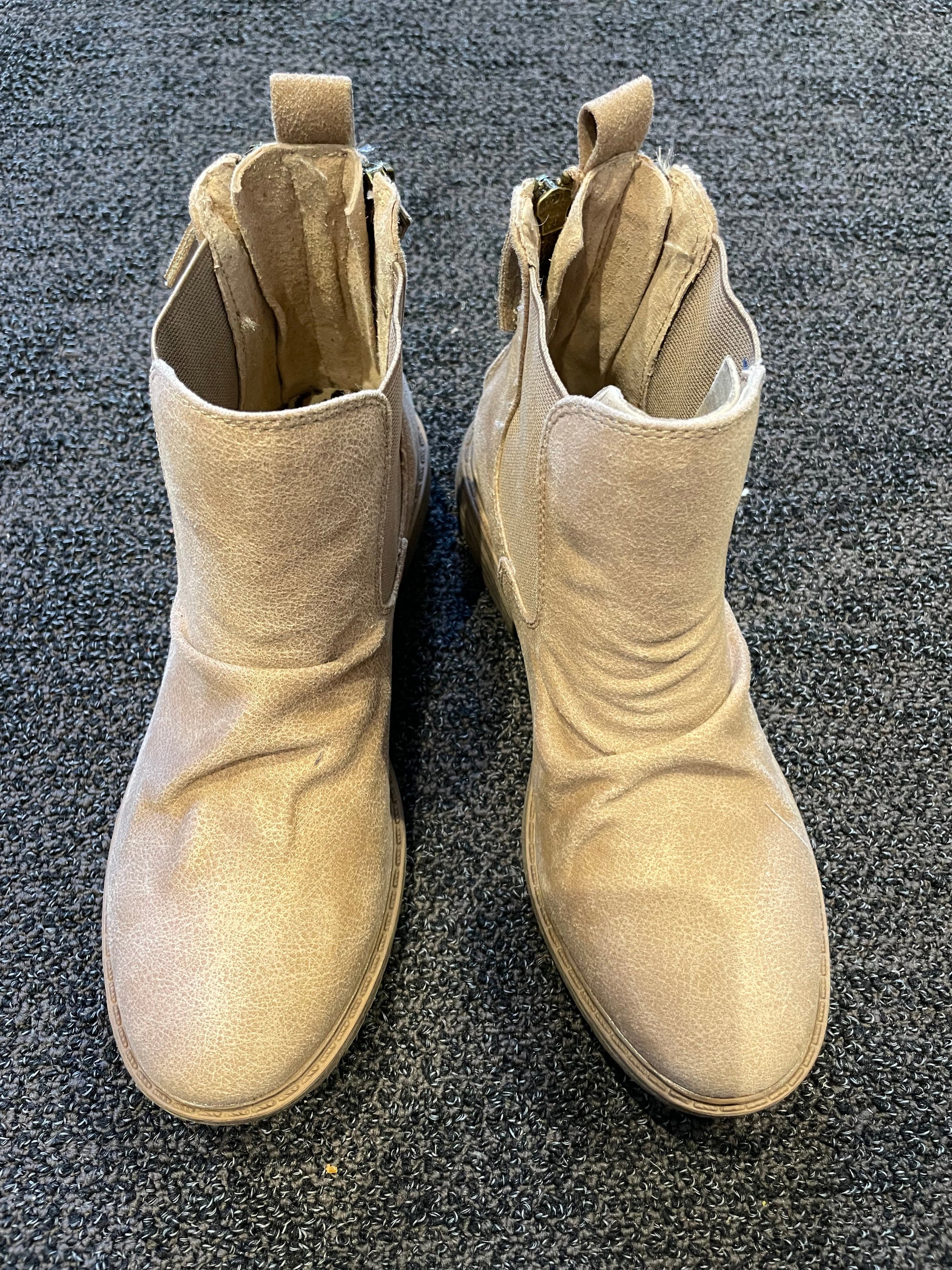 Vienna Slip On Booties in Tan Shoes Very G 